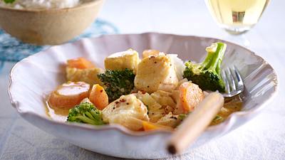 Rotes Fisch-Gemüse-Curry mit Basmati-Reis Rezept - Foto: House of Food / Bauer Food Experts KG