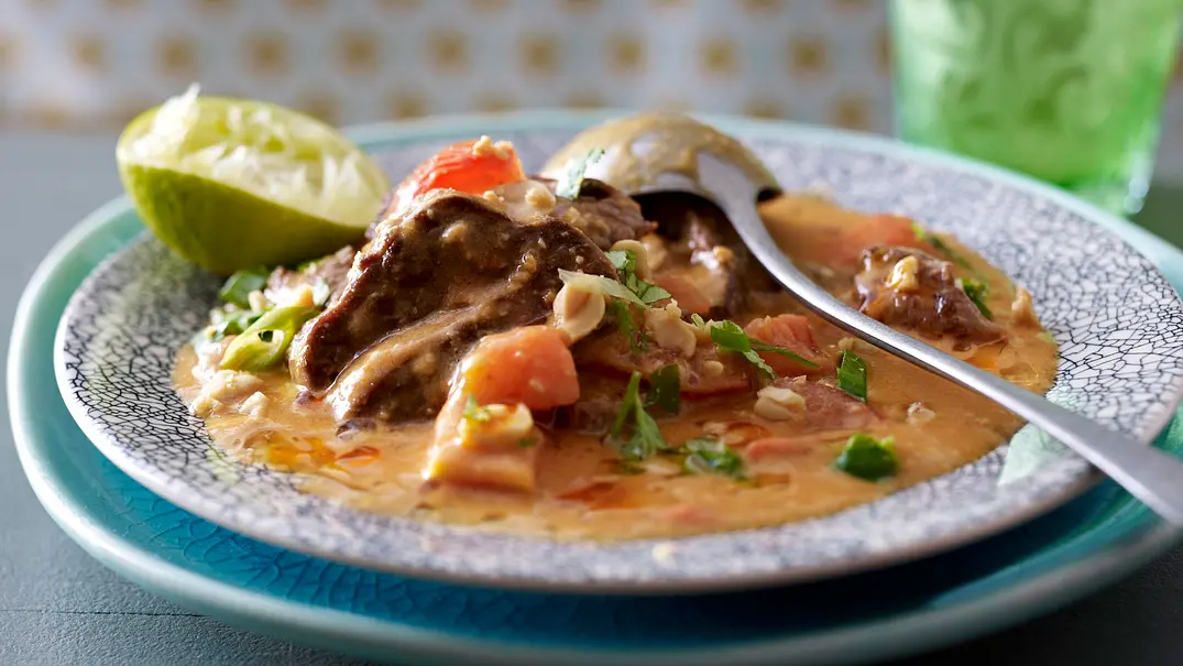 Rotes Rindfleisch-Curry mit Erdnüssen Rezept - Foto: LECKER @ Bauer Media Group Rotes Rindfleisch-Curry mit Erdnüssen Rezept - Foto: LECKER @ Bauer Media Group
