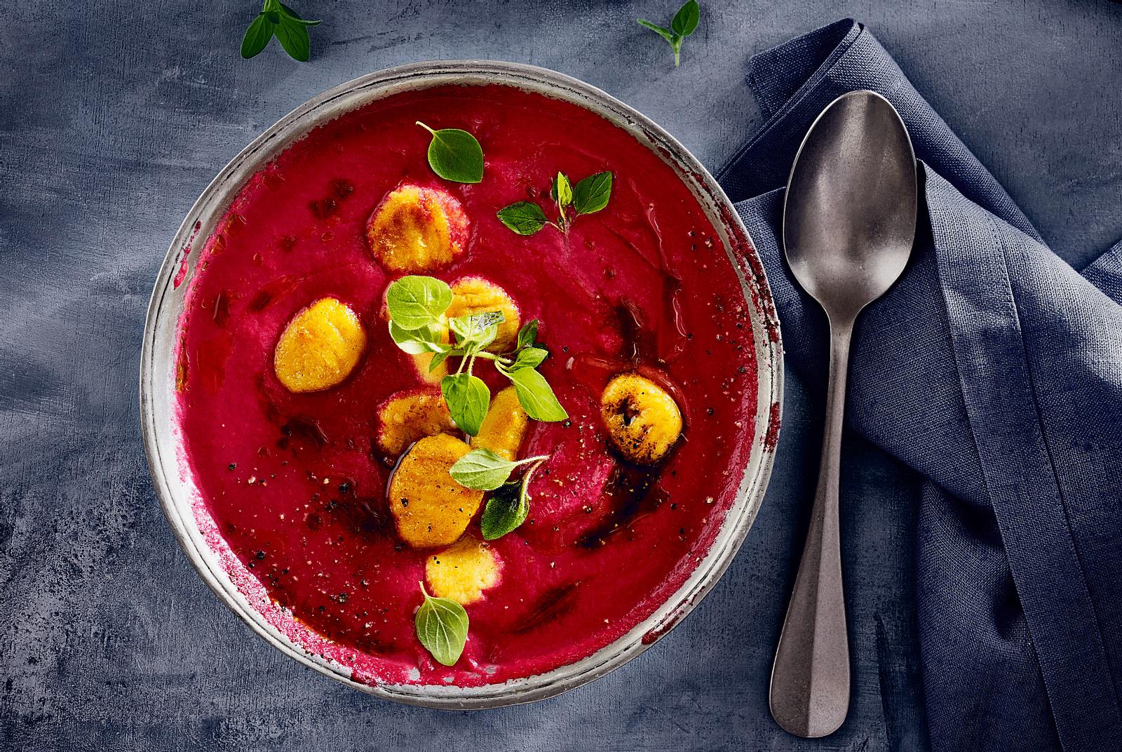 Rotes Süppchen mit knusprigen Süßkartoffel-Gnocchi Rezept | LECKER