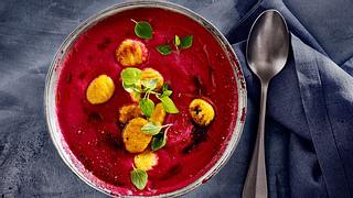 Rotes Süppchen mit knusprigen Süßkartoffel-Gnocchi Rezept - Foto: House of Food / Bauer Food Experts KG