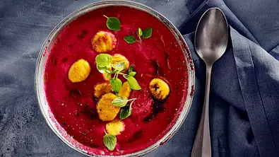 Rotes Süppchen mit knusprigen Süßkartoffel-Gnocchi Rezept - Foto: LECKER @ Bauer Media Group