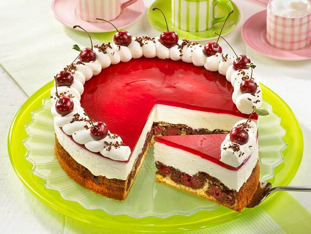 Rotkäppchen-Torte mit Kirschen Rezept Rotkäppchen-Torte mit Kirschen Rezept