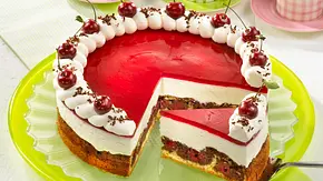 Rotkäppchen-Torte mit Kirschen Rezept - Foto: LECKER @ Bauer Media Group Rotkäppchen-Torte mit Kirschen Rezept - Foto: LECKER @ Bauer Media Group