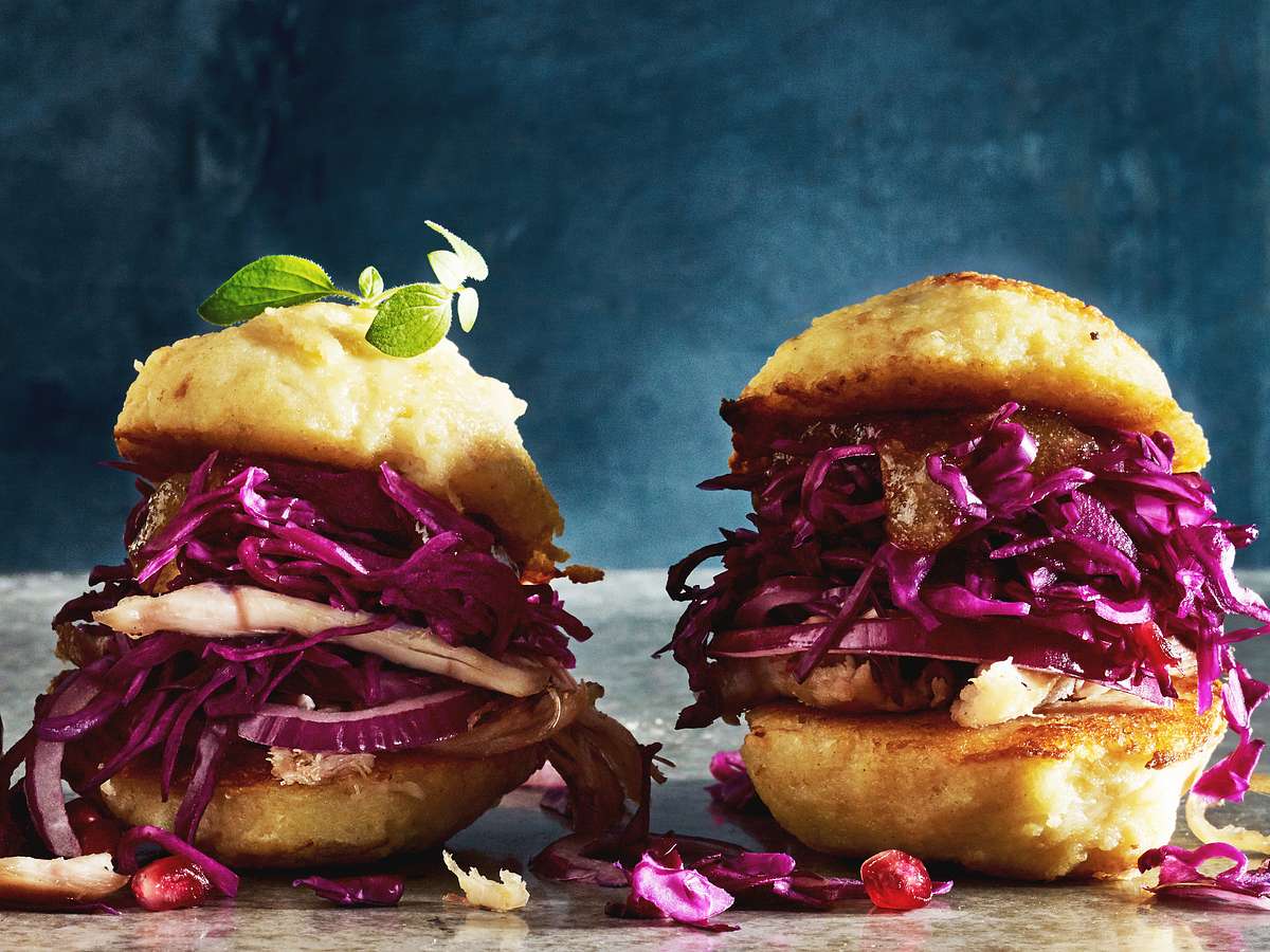 Rotkohl-Burger mit zerzupfter Gans