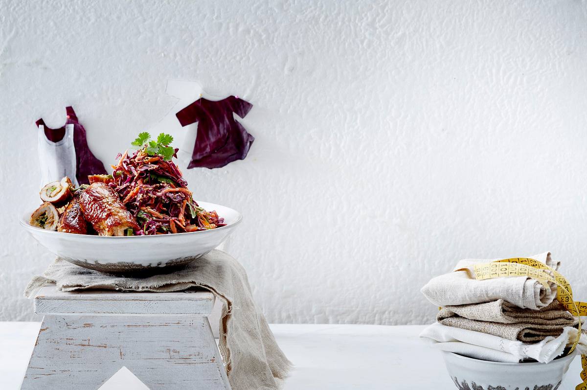 Rotkohl-Coleslaw mit Minutensteakröllchen Rezept