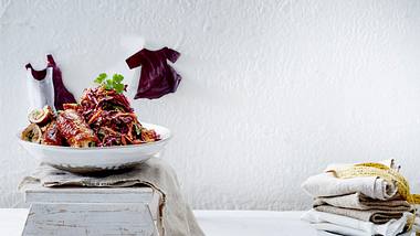 Rotkohl-Coleslaw mit Minutensteakröllchen Rezept - Foto: House of Food / Bauer Food Experts KG
