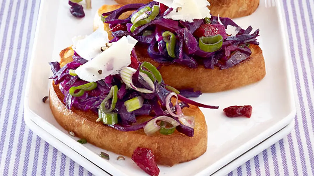 Rotkohl-Crostini mit Parmesan Rezept - Foto: LECKER @ Bauer Media Group Rotkohl-Crostini mit Parmesan Rezept - Foto: LECKER @ Bauer Media Group