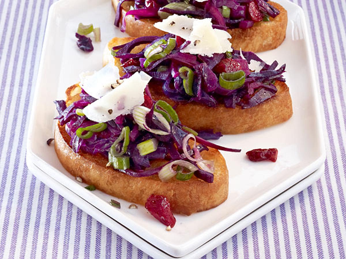 Rotkohl-Crostini mit Parmesan Rezept