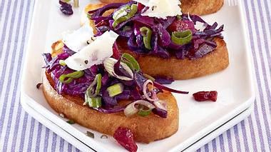 Rotkohl-Crostini mit Parmesan Rezept - Foto: House of Food / Bauer Food Experts KG