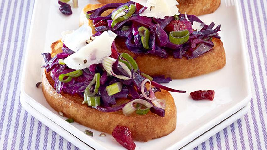 Rotkohl-Crostini mit Parmesan Rezept - Foto: House of Food / Bauer Food Experts KG