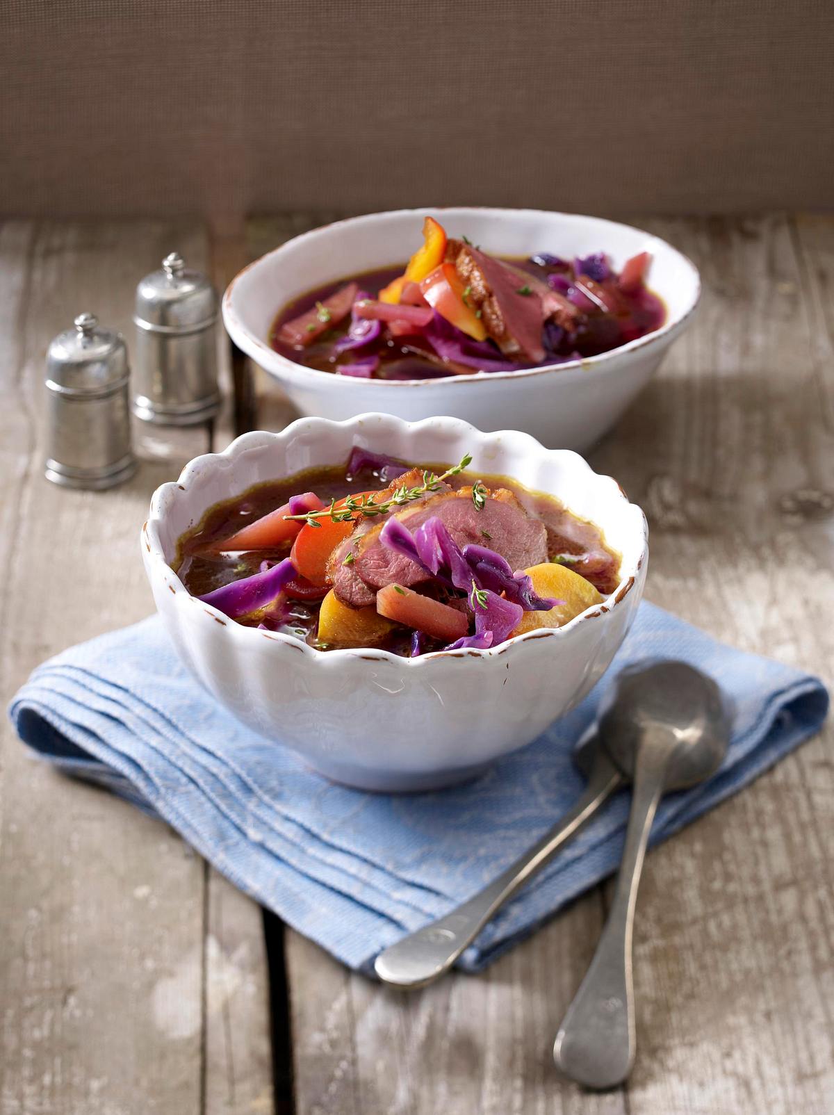 Rotkohl-Eintopf mit Apfel, Steckrübe und Entenbrustfilet Rezept