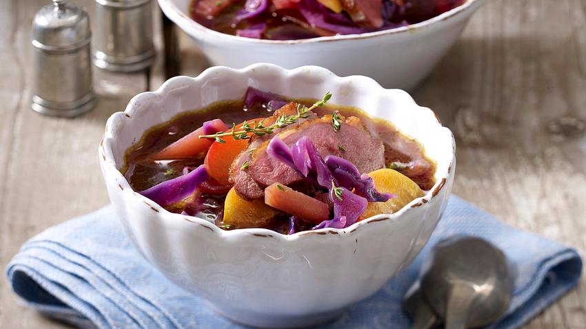 Rotkohl-Eintopf mit Apfel, Steckrübe und Entenbrustfilet Rezept - Foto: House of Food / Bauer Food Experts KG