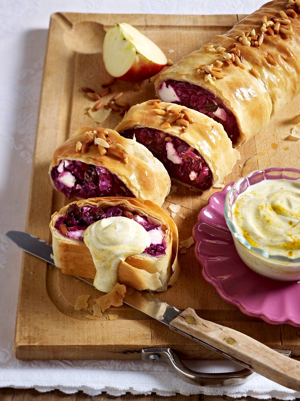 Rotkohl-Feta-Strudel mit Joghurt-Curry-Dip Rezept