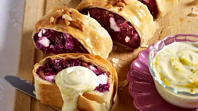 Rotkohl-Feta-Strudel mit Joghurt-Curry-Dip Rezept - Foto: LECKER @ Bauer Media Group