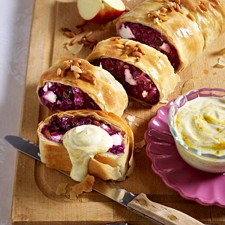 Rotkohl-Feta-Strudel mit Joghurt-Curry-Dip Rezept Rotkohl-Feta-Strudel mit Joghurt-Curry-Dip Rezept