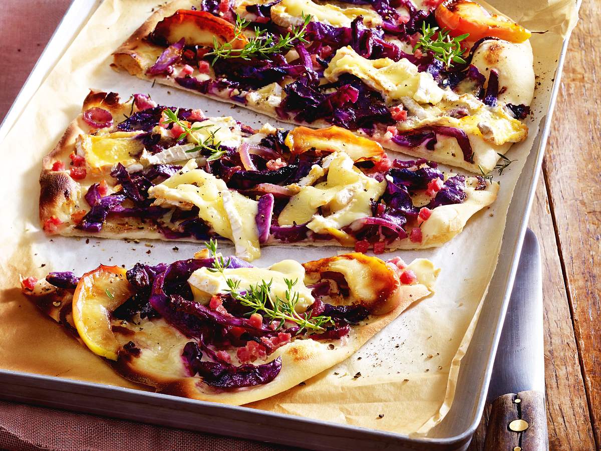 Flammkuchen mit Rotkohl, Apfel und Camembert