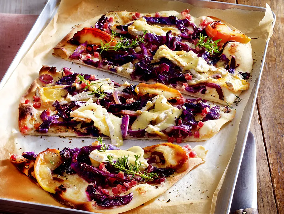 Rotkohl-Flammkuchen mit Camembert Rezept Rotkohl-Flammkuchen mit Camembert Rezept