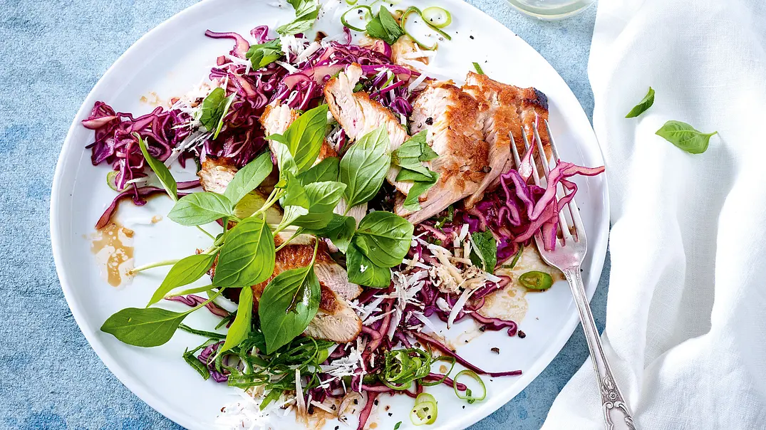 Rotkohl-Kokos-Slaw mit Putensteak Rezept - Foto: LECKER @ Bauer Media Group Rotkohl-Kokos-Slaw mit Putensteak Rezept - Foto: LECKER @ Bauer Media Group