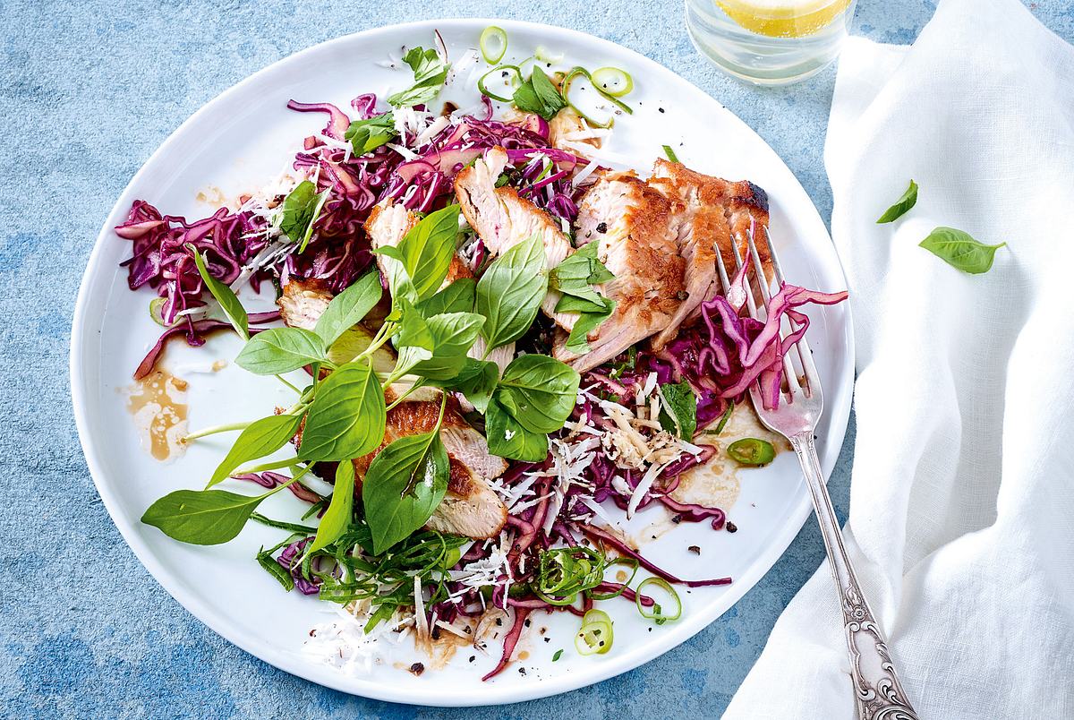 Rotkohl-Kokos-Slaw mit Putensteak Rezept