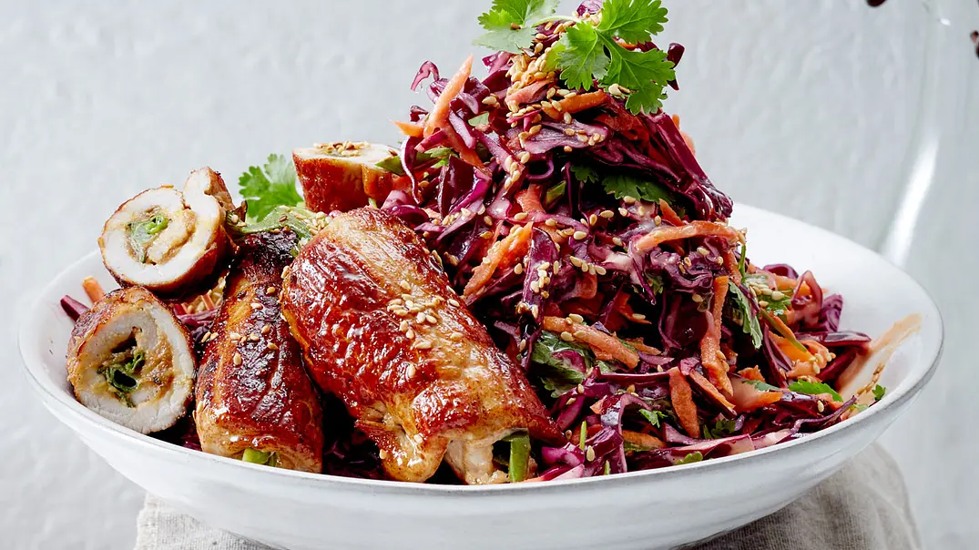 Rotkohl-Koriander-Coleslaw mit Minutensteak-Röllchen Rezept - Foto: LECKER @ Bauer Media Group Rotkohl-Koriander-Coleslaw mit Minutensteak-Röllchen Rezept - Foto: LECKER @ Bauer Media Group