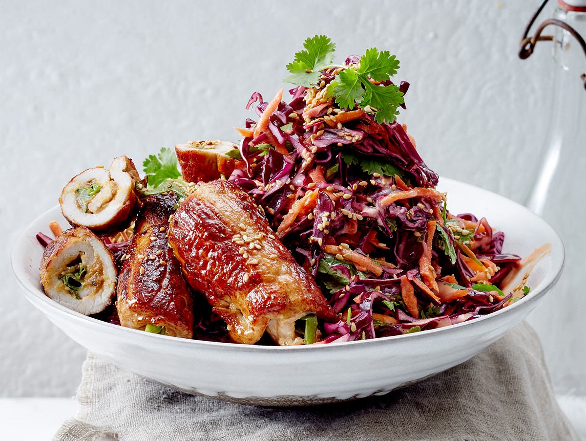 Rotkohl-Koriander-Coleslaw mit Minutensteak-Röllchen Rezept