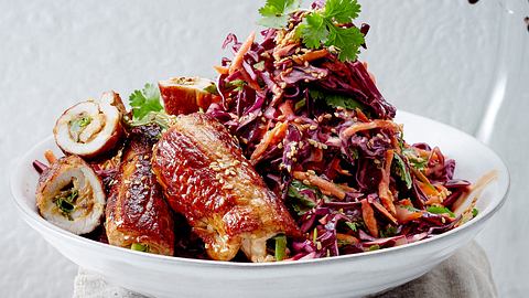 Rotkohl-Koriander-Coleslaw mit Minutensteak-Röllchen Rezept - Foto: House of Food / Bauer Food Experts KG