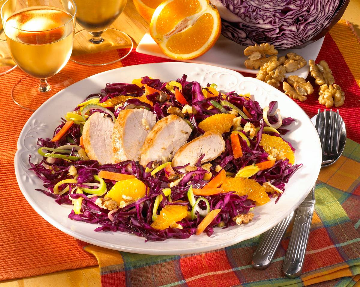 Rotkohl-Möhrensalat mit Hähnchenfilets Rezept