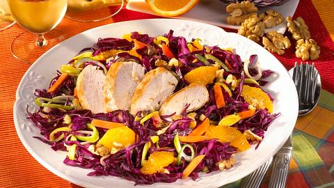 Rotkohl-Möhrensalat mit Hähnchenfilets Rezept - Foto: House of Food / Bauer Food Experts KG