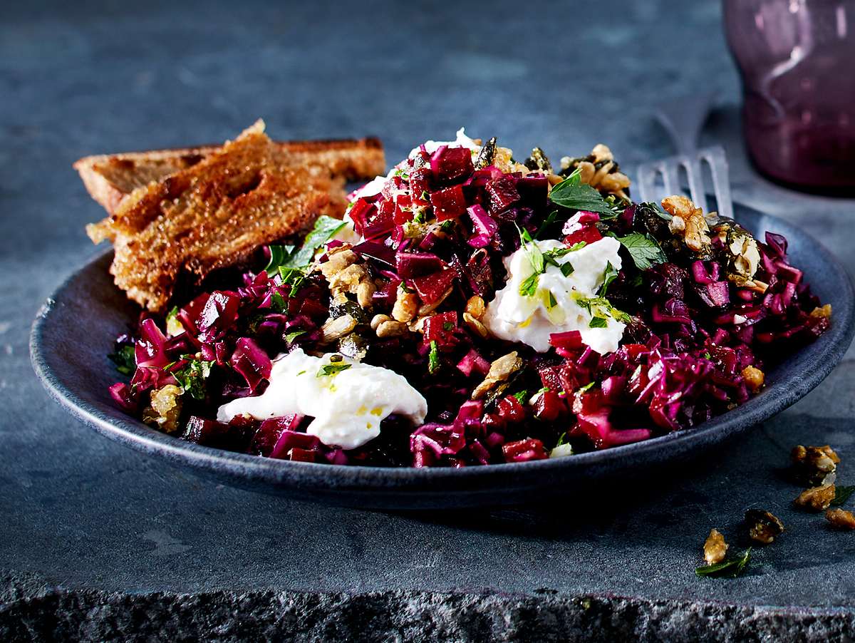 Rotkohl-Bete-Salat mit Burrata Rezept