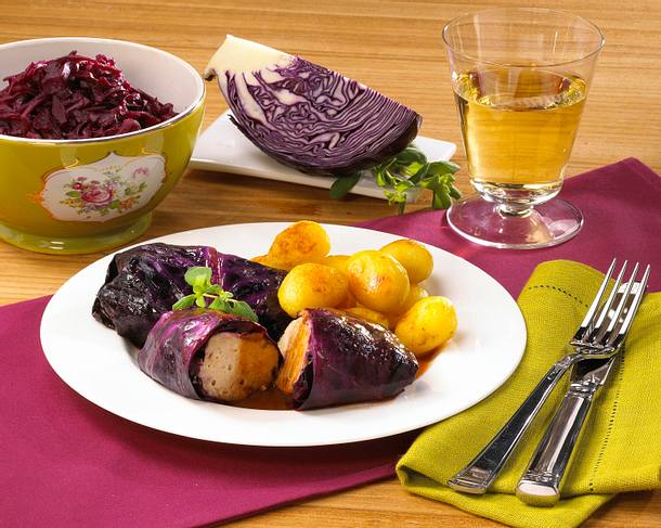 Rotkohl-Rouladen mit Röstkartoffeln Rezept Rotkohl-Rouladen mit Röstkartoffeln Rezept