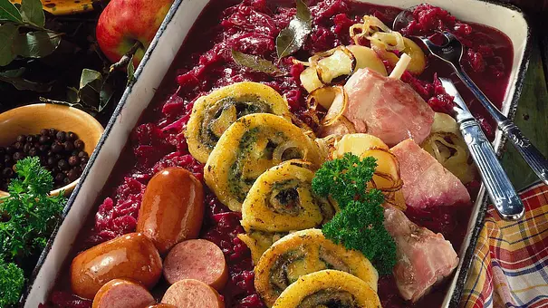 Rotkohl-Schmortopf Rezept - Foto: LECKER @ Bauer Media Group