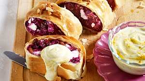 Rotkohl-Strudel mit Feta und Pinienkernen Rezept - Foto: House of Food / Bauer Food Experts KG