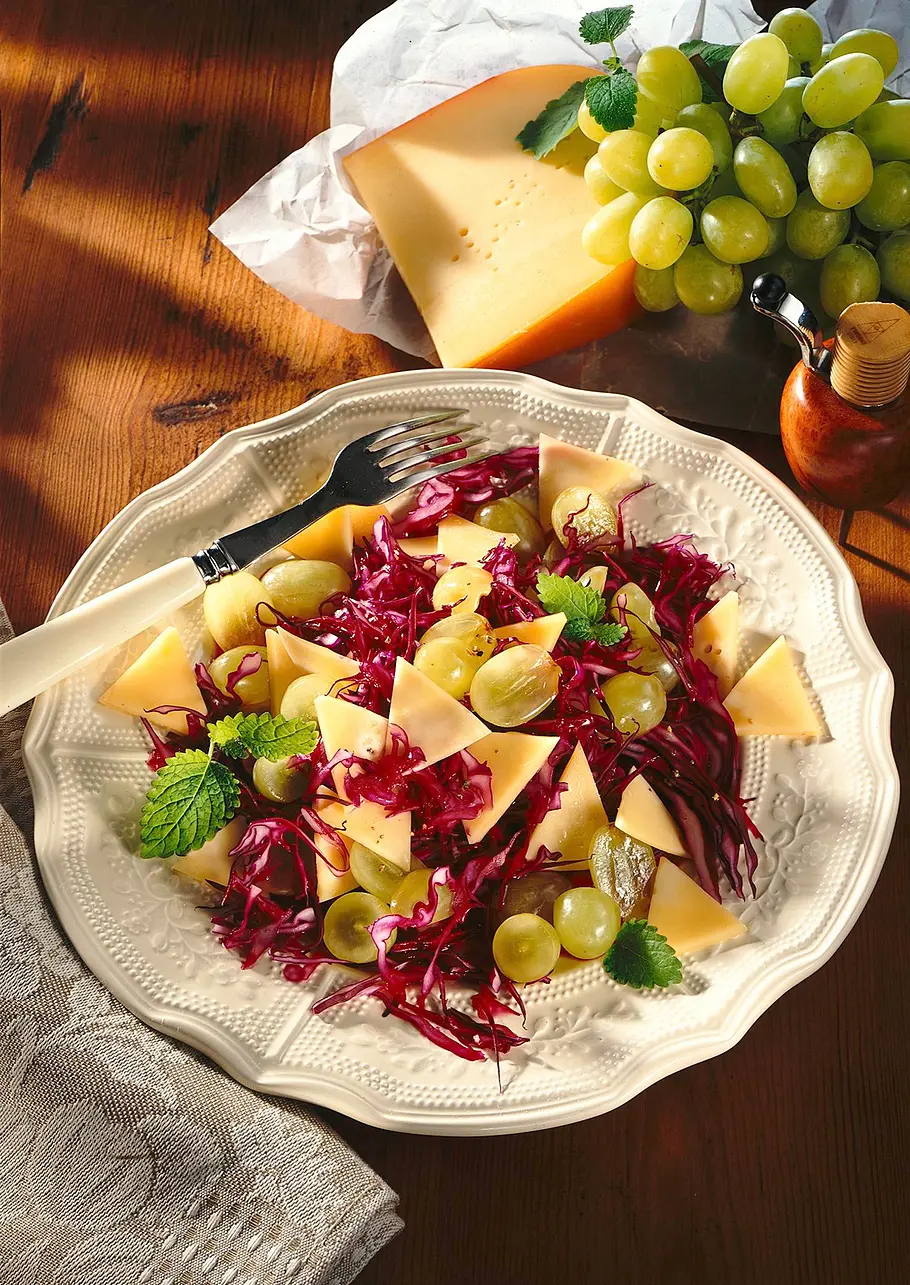 Rotkohl-Traubensalat mit Käse Rezept