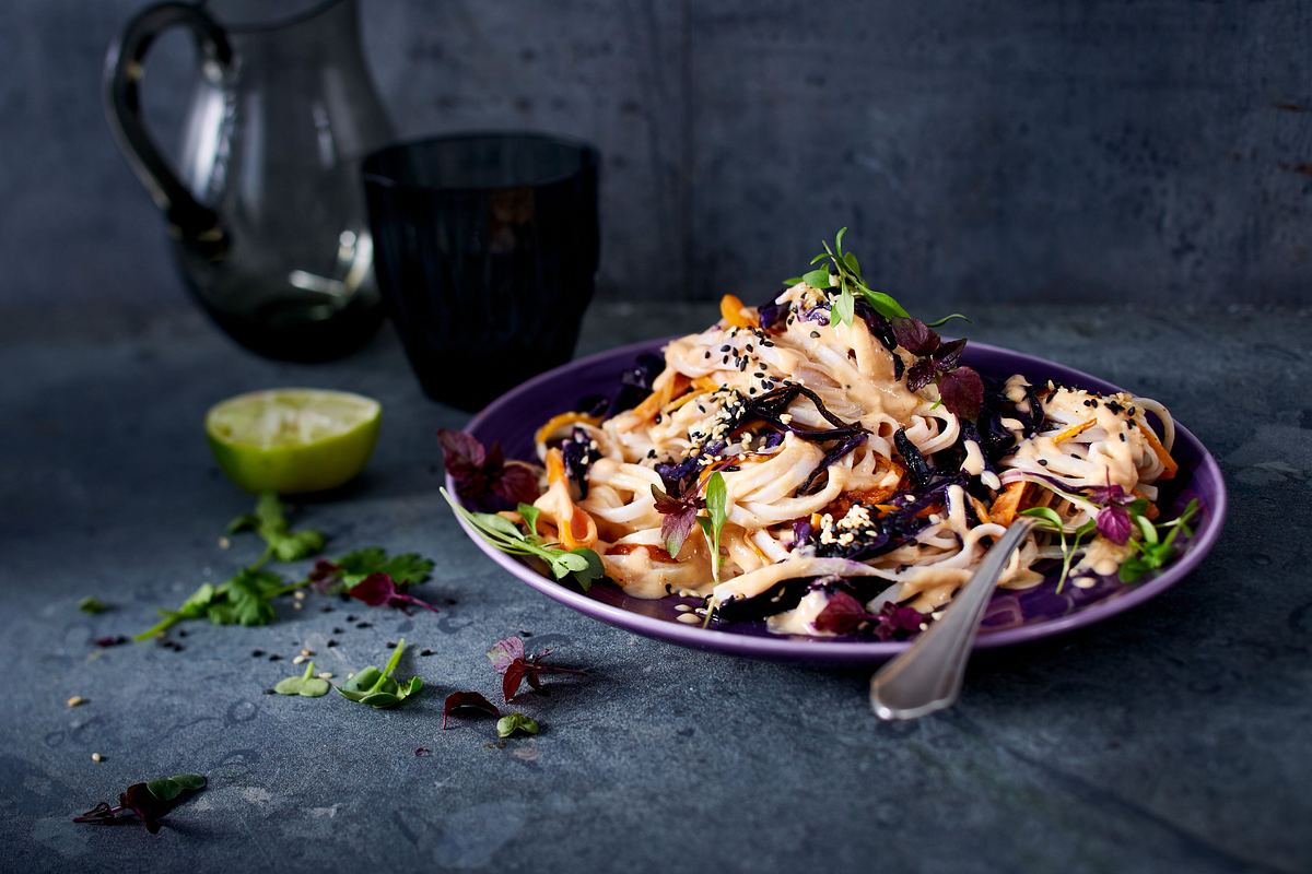 Rotkohlgemüse mit Reisnudeln Rezept