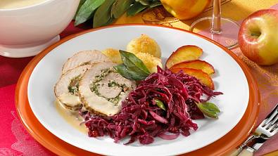 Rotkohlplatte mit Schweineroulade Rezept - Foto: LECKER @ Bauer Media Group