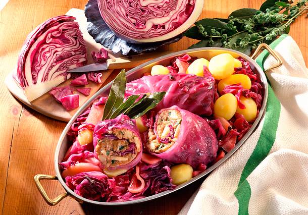 Rotkohlrouladen mit würziger Hack-Apfelfüllung Rezept Rotkohlrouladen mit würziger Hack-Apfelfüllung Rezept
