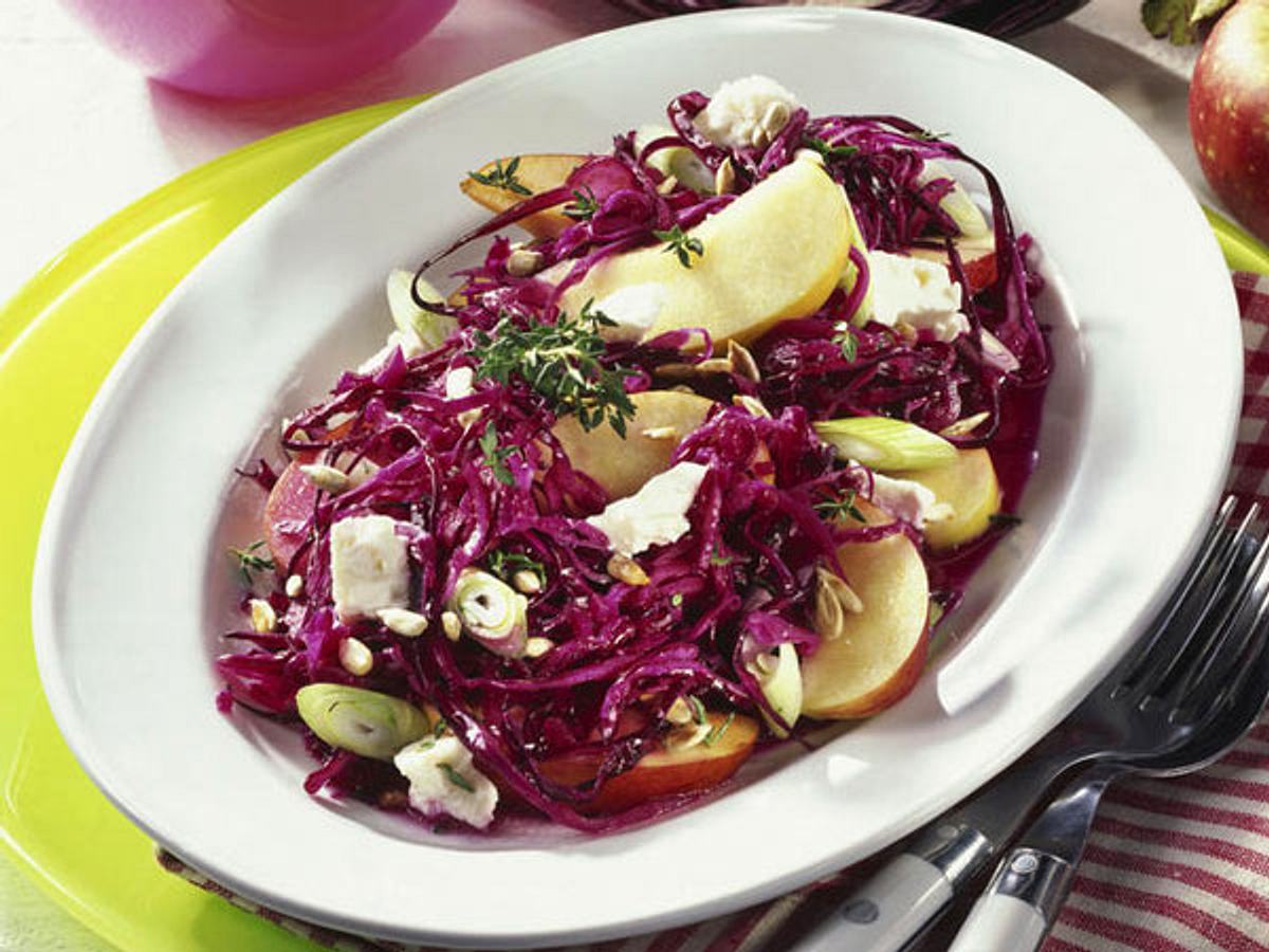 Rotkohlsalat mit Apfel und Feta Rezept