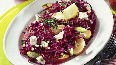 Rotkohlsalat mit Apfel und Feta Rezept - Foto: LECKER @ Bauer Media Group