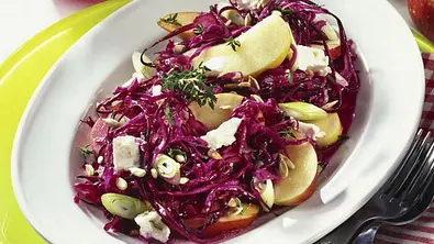 Rotkohlsalat mit Apfel und Feta Rezept - Foto: LECKER @ Bauer Media Group