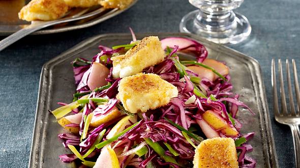 Rotkohlsalat mit Birnen, Lauch und gebackenem Käse Rezept - Foto: House of Food / Bauer Food Experts KG