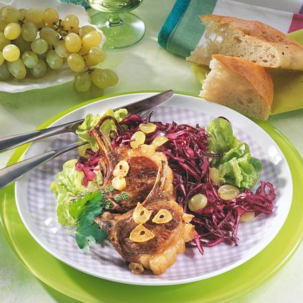 Rotkohlsalat mit Lammstielkoteletts Rezept Rotkohlsalat mit Lammstielkoteletts Rezept