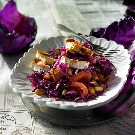 Rotkohlsalat mit Mandeln, Datteln und Ziegenkase Rezept Rotkohlsalat mit Mandeln, Datteln und Ziegenkase Rezept