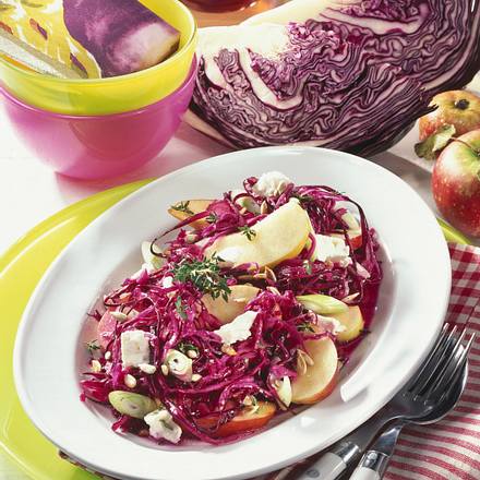 Rotkohlsalat mit Schafskäse Rezept Rotkohlsalat mit Schafskäse Rezept