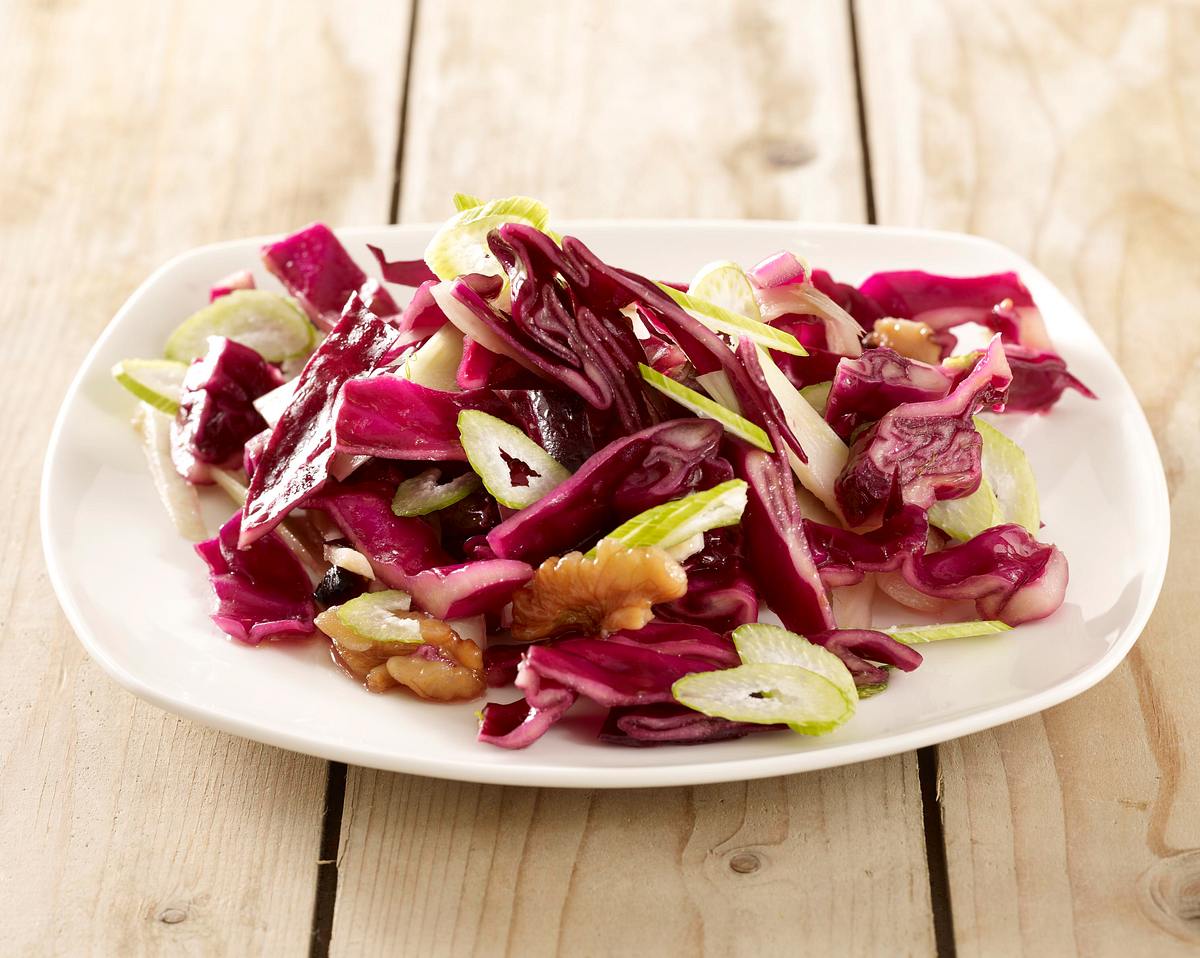 Rotkohlsalat mit Walnüssen und Fenchel Rezept