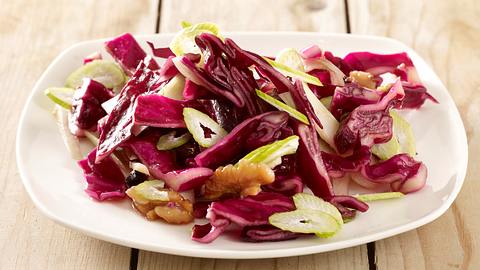 Rotkohlsalat mit Walnüssen und Fenchel Rezept - Foto: House of Food / Bauer Food Experts KG