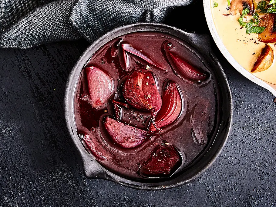Rotwein-Butter-Soße mit Schalotten Rezept Rotwein-Butter-Soße mit Schalotten Rezept