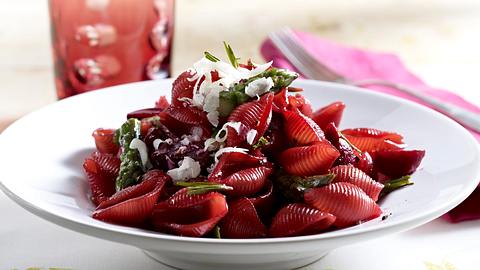 Rotwein-Nudeln im Rote Bete-Sud mit grünem Spargel und Parmesan Rezept - Foto: House of Food / Bauer Food Experts KG
