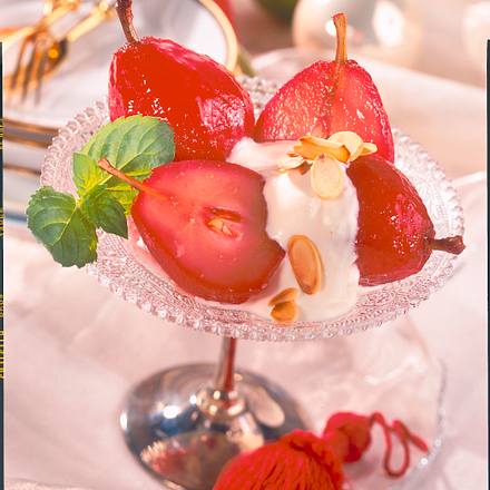 Rotweinbirnen mit Amaretto-Sahne Rezept