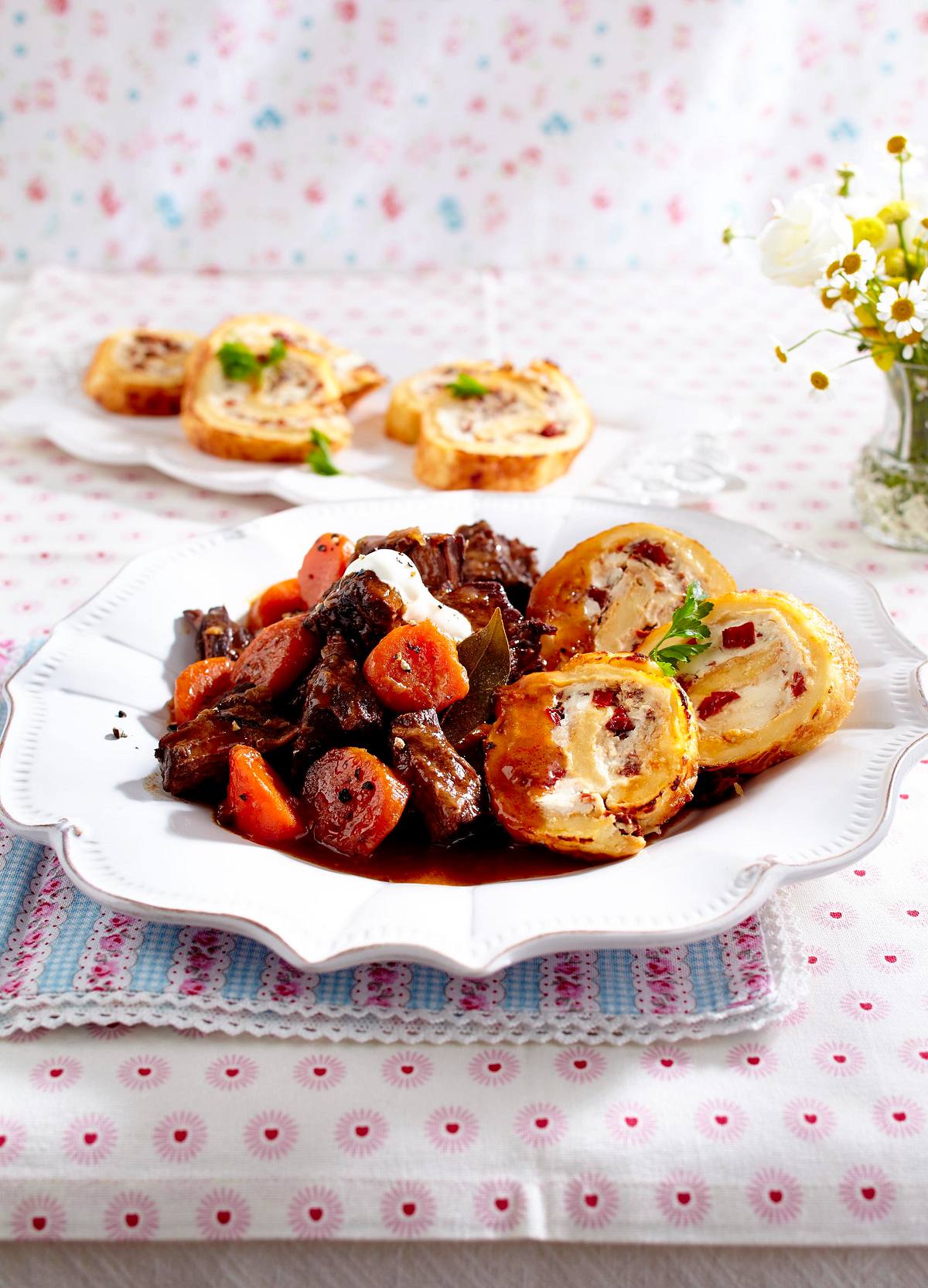 Rotweingulasch mit pikanter Parmesan-Biskuitrolle Rezept