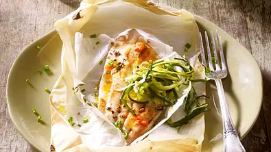 Rotzunge mit Gemüsestreifen und Paprikabutter Rezept - Foto: LECKER @ Bauer Media Group